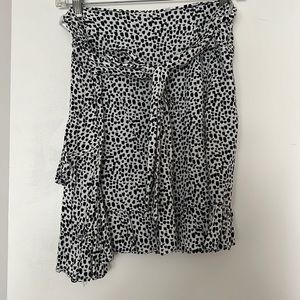 Black and white print skirt with waist tie. Zipper on side
